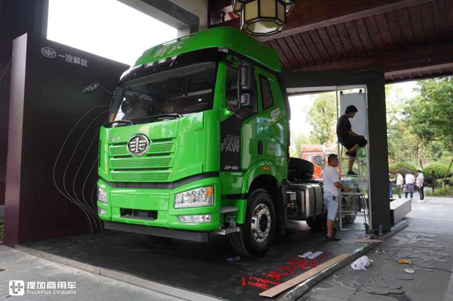  推出|解放J6P推出一款砂石料运输牵引车，配置怎么样？实拍带你看看