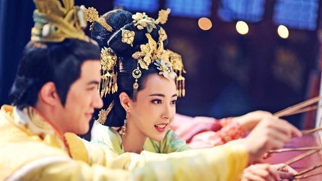 打开|公主去世,皇帝杀尽其侍女,专家打开墓穴看到一壁画:史书没骗人