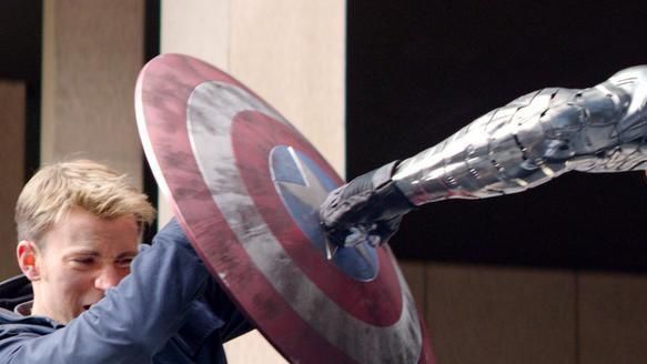  英雄|为何蜘蛛侠的力量比美国队长更强，但却无法战胜美队？技巧是关键