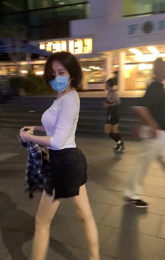  许晴|许晴夜跑也要秀身材！这是50岁女人的身材？好看得太过分了点吧