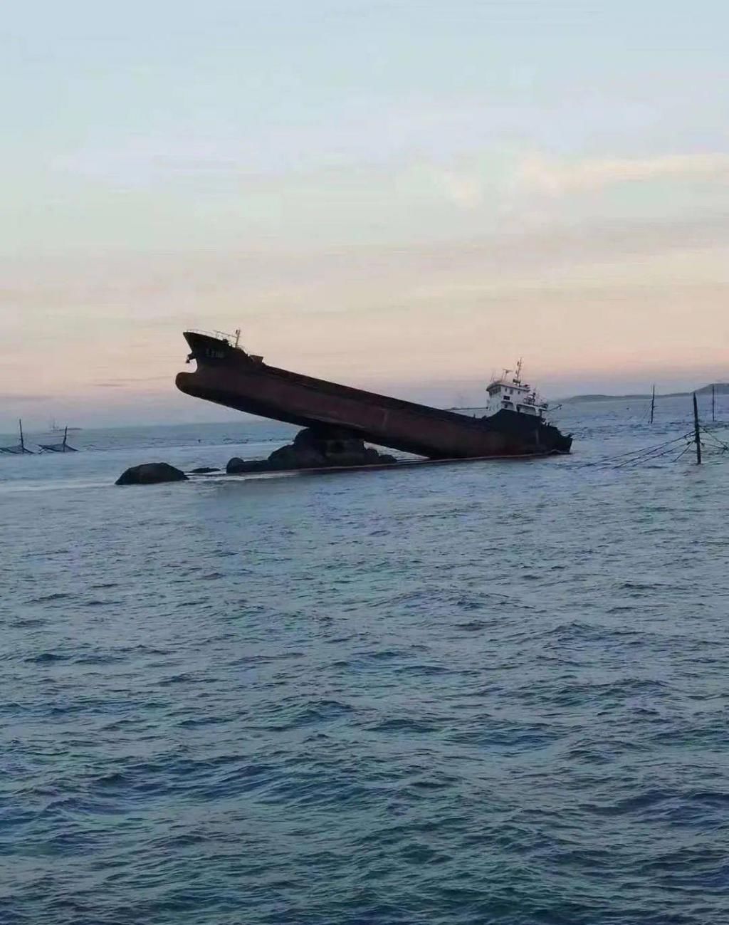  触礁|触礁还能触成这样的角度？我也是第一次见