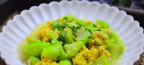  此物|丝瓜和此物是天生一对，每天炒一盘，排出毒素，补钙质，肌肤嫩滑