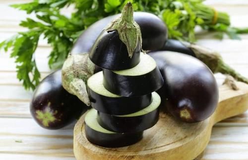  入适量|炒茄子总是太油腻，教你一招，做出的茄子不吸油，放心吃！