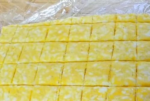 里加|剩米饭里加1个鸡蛋,不用蒸不用炒,一擀一切,出锅孩子就抢吃光