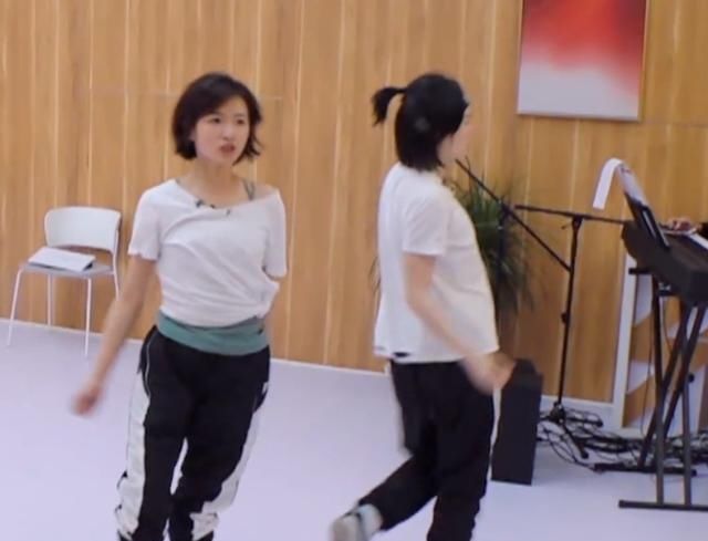 稳赢|乘风破浪第三次公演,蓝盈莹张含韵伊能静一组,看到万茜组,稳赢