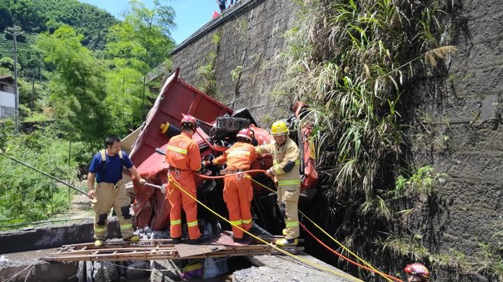  冲下|装满沙土的货车迎面撞上工程车，失控冲下10米山崖