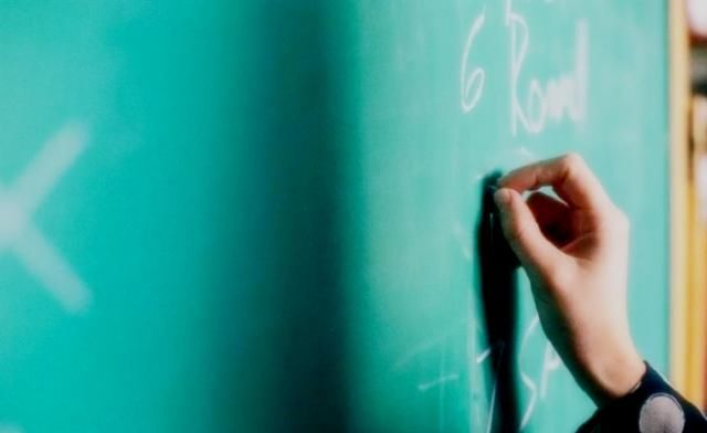  照顾|感动！他虽没读完高中，却放下工作跨城照顾患病高中老师