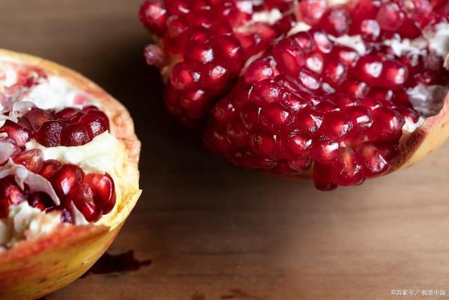 将石榴|九月石榴最香甜,教你两个快速剥石榴的方法,从此好吃不难剥