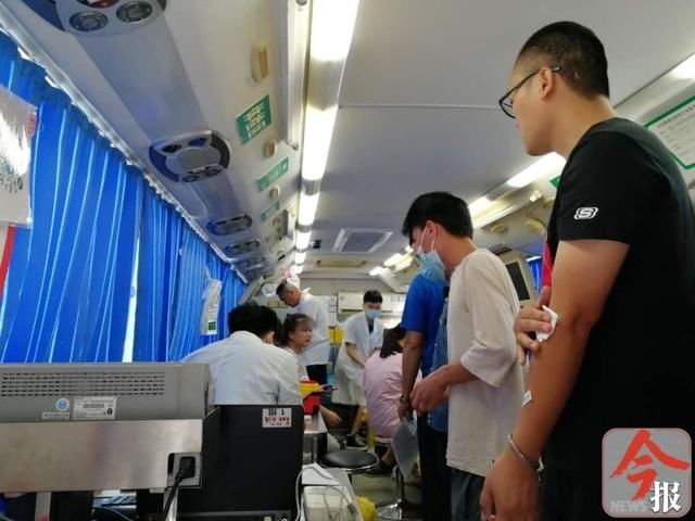 柳州交通执法人员与社区志愿者携手献爱心