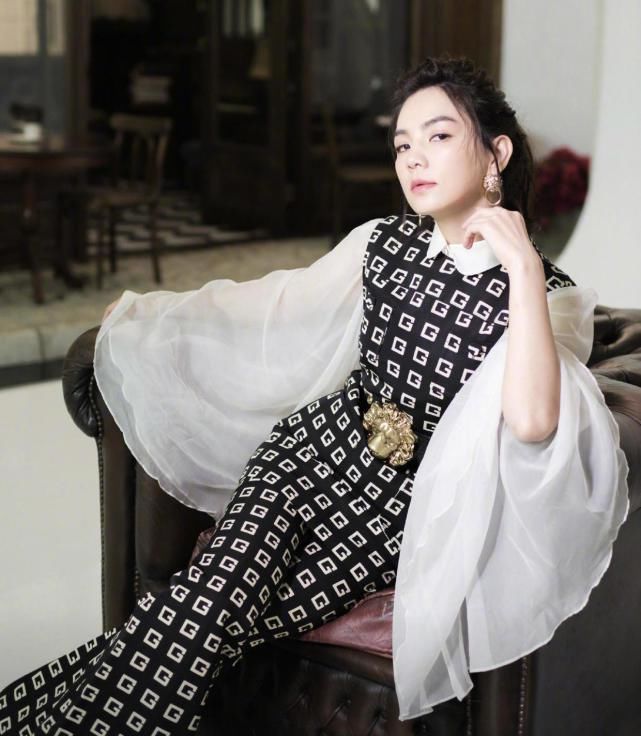  穿在身上|“假小子”陈嘉桦越来越有女人味，长发配蓝色西装干练清爽，好美