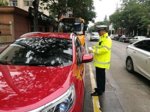 车辆|新区交警集中整治乱停乱放！本月纠正违停3000辆，拖移违停车辆100辆