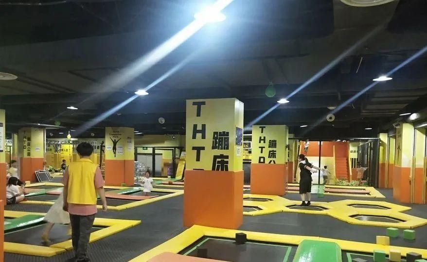  找到|东莞4岁男童玩蹦床嘴唇竟被刺穿，原因至今还没找到