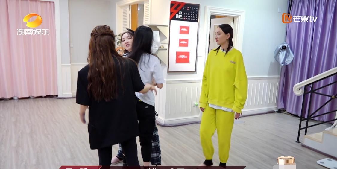 淘汰|继沈梦辰后,孟佳淘汰再迎送行“盛况”,张含韵失约不够厚道?