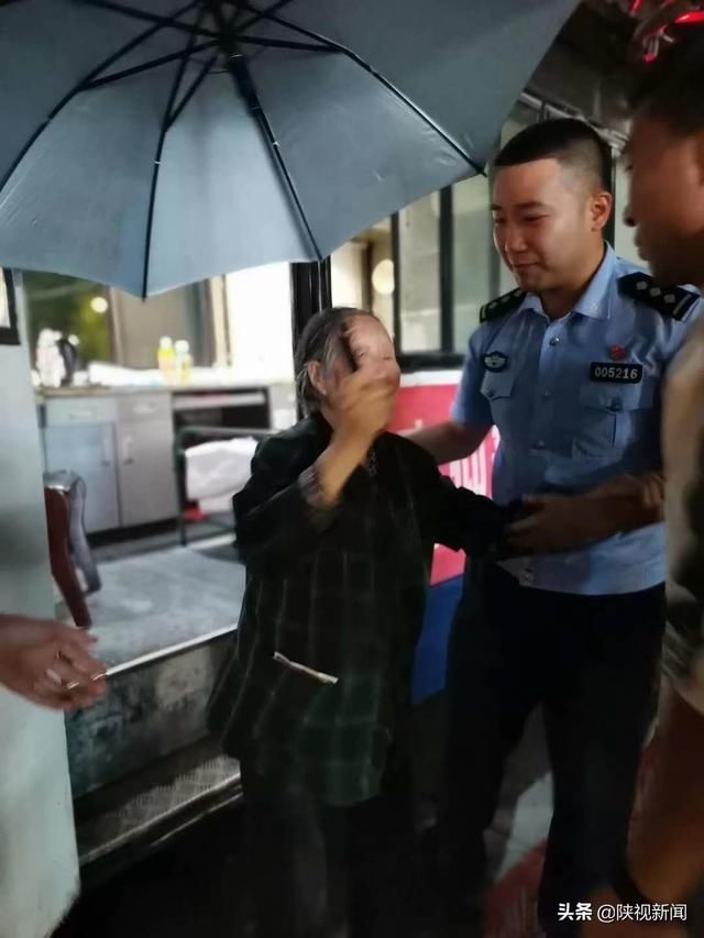  姓名|咸阳武功一八旬老人出门买馍时迷路，记不清自家地址和姓名老人情绪失控，民警耐心安抚后助其回家