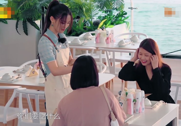  举动|杨超越首次为客人点菜，我却在观察赵丽颖举动，暖心姐姐无疑了