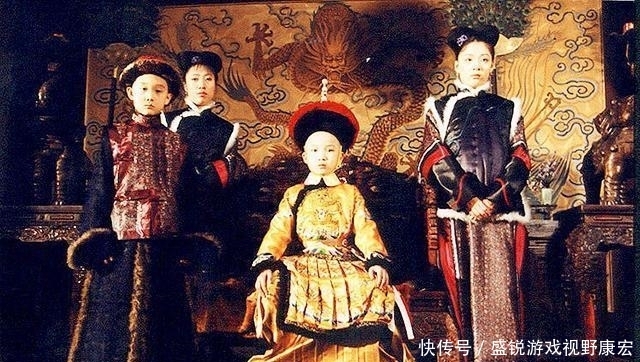 受礼|康熙南巡, 一位老妇人准备下跪接驾, 康熙不敢受礼连忙上前搀扶