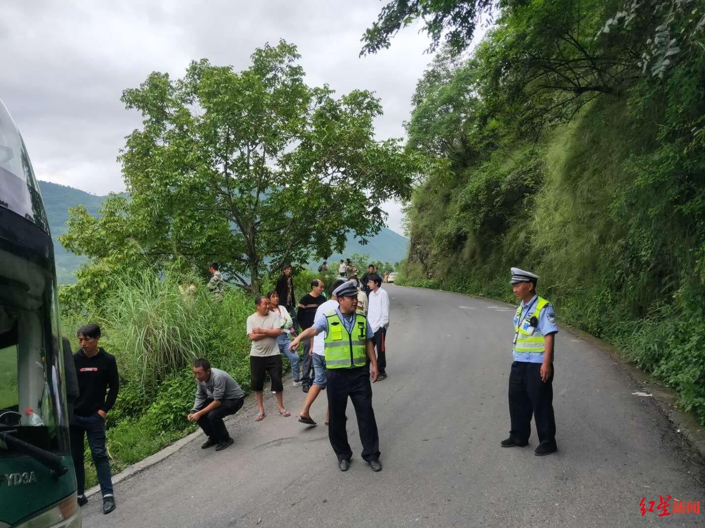  跟着|大客车跟着导航驶进村道陷入泥地，55人被困，多亏大吊车来增援