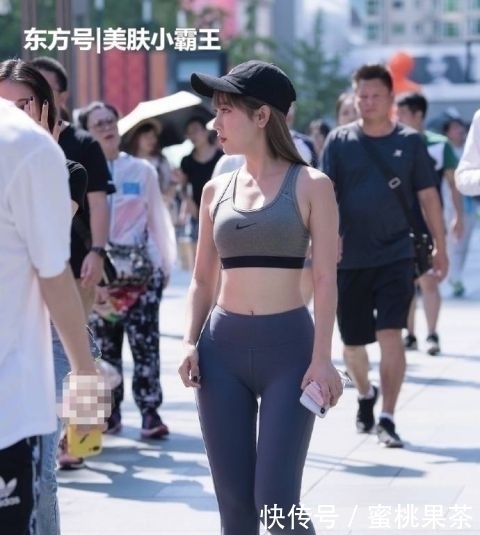 姑娘|街拍:清新淡雅的打底裤姑娘,身材紧致匀称,特别有魅力!