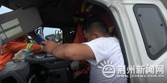  救援|监江高速突发车祸一人被困 消防出动紧急救援