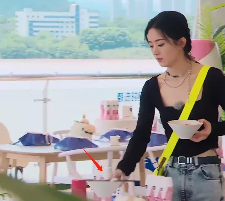  糟糕|赵丽颖《中餐厅》把刨冰吐回碗里，边数钱边吃饭，生活习惯太糟糕