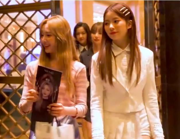 少女|希林娜依高没朋友，当硬糖少女C位自己走，陈卓璇郑乃馨手牵手