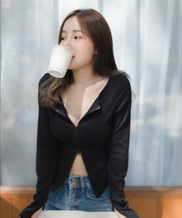  小姐姐|美女的黑色线衫，开衫设计，独具风韵