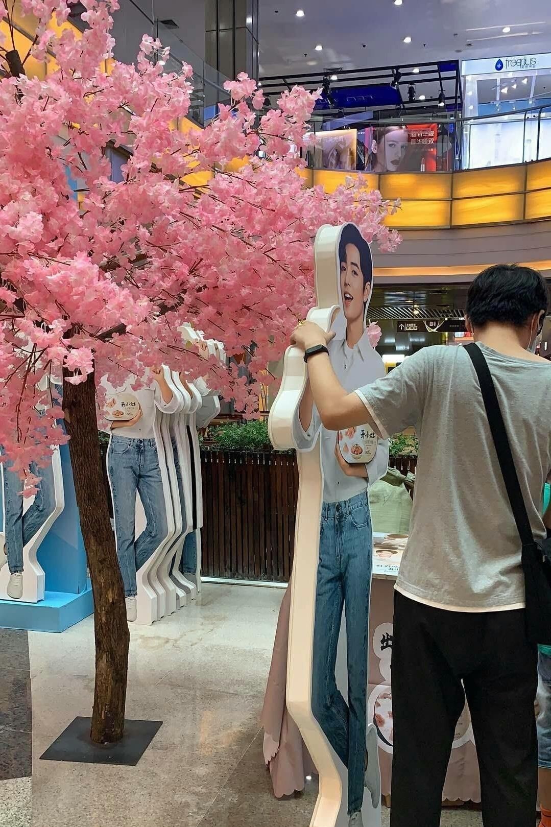  改良|画风突变！肖战的人形立牌面临着再次改良！网友：开始焦虑！