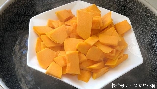 牛奶|花生馅儿的南瓜面包,松软香甜,步骤简单,配一杯牛奶可当早餐