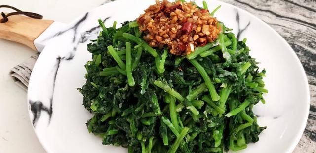  2克|分享＂火腿炖白菜、蒜泥茼蒿、萝卜木耳玉米团子＂的做法