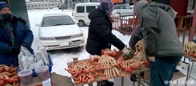 俄罗斯|冬天里的俄罗斯菜场,摊子摆满冻硬的帝王蟹,个个都在9斤以上