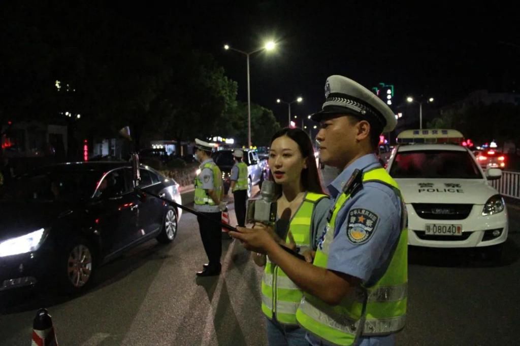  交警|江汉油田公安局交警夜查酒驾 现场直播引26万余人围观