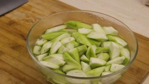 红辣椒|入秋后,吃猪肉不如吃它,别看它不起眼,是女人的“美容水”