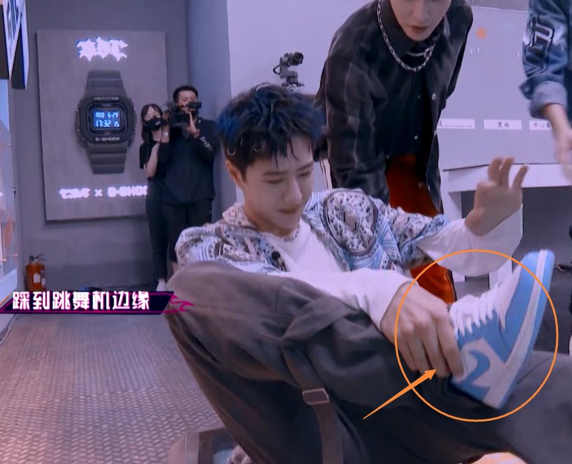  上场|王一博水舞台燃炸了，当镜头特写他的舞蹈动作，确定是带伤上场？