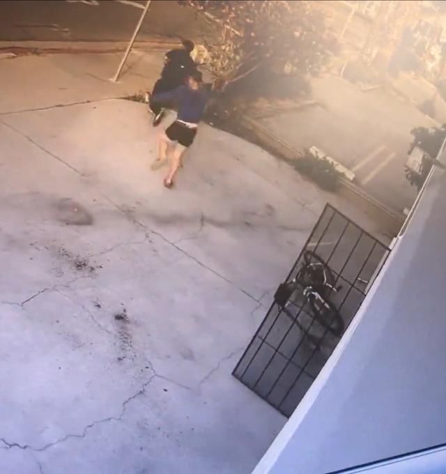  步枪|实拍中国拳王持步枪长刀抗击匪徒！最后将其KO