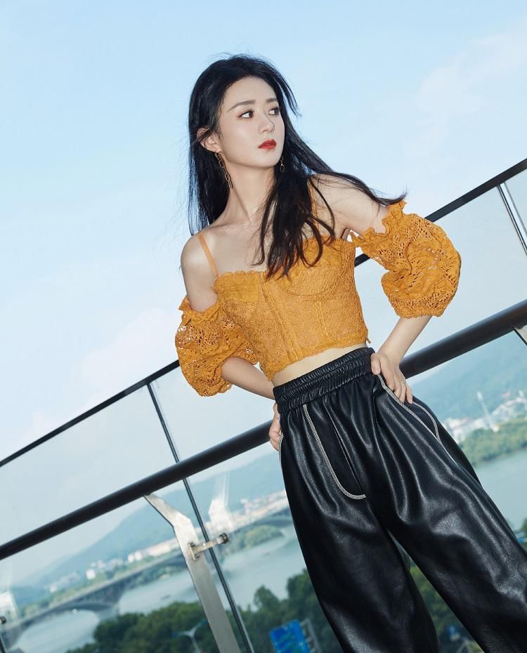  中餐厅|赵丽颖《中餐厅4》发布会造型，橘色上衣加皮裤，这腰太优越了
