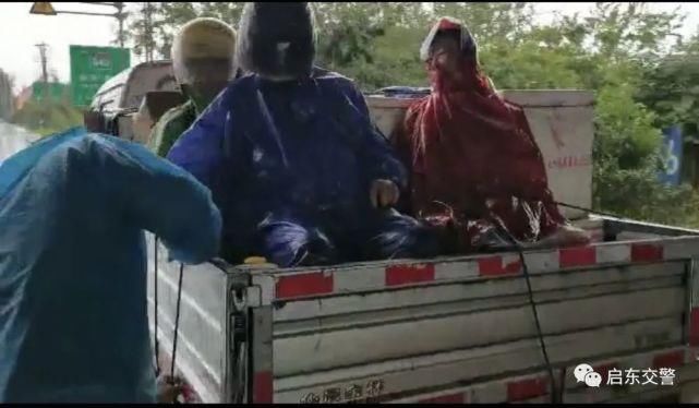  公路|【吕四头条】事发吕北公路：小货车违法载人，结果…