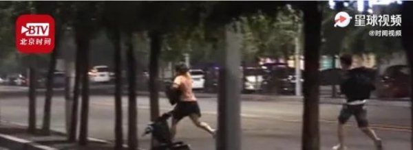 沈阳|沈阳一女子开车捡手机致3车追尾,丈夫到场后对其拳打脚踢、当街追打……