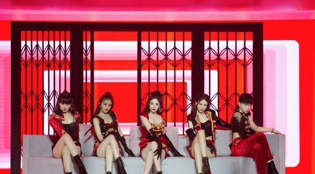  排名第|《姐姐》冲浪榜最新排名，万茜稳居第一，她却没进前十