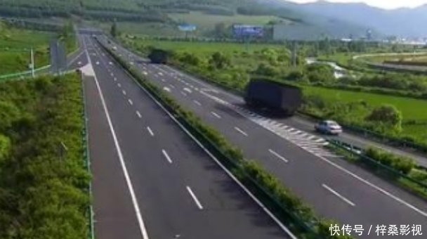  女友|情侣高速上吵架，女友一把扔出结婚戒指，辅警徒步帮忙寻找