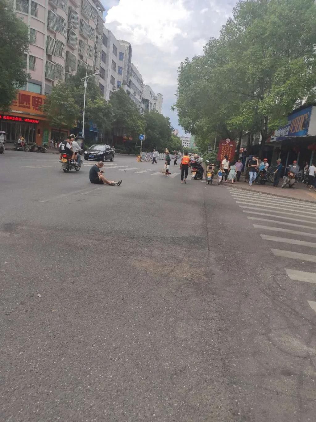  相撞|突发！宜章县城一路口摩托车与电单车相撞，男子倒地不起！