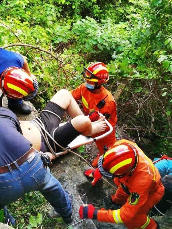 现场|醉酒上山赏月,还站在栏杆上拍照,结果……
