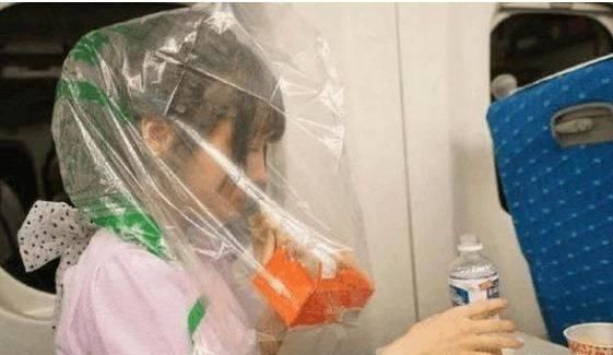 头套|女子头套塑料袋坐飞机, 得知原因后车厢的人低下了头