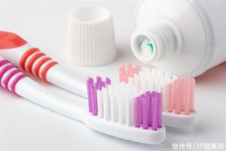 饭后刷牙的六大禁忌(餐前烫碗、饭后刷牙，看似养生的4个好习惯，你可能一直都做错了)
