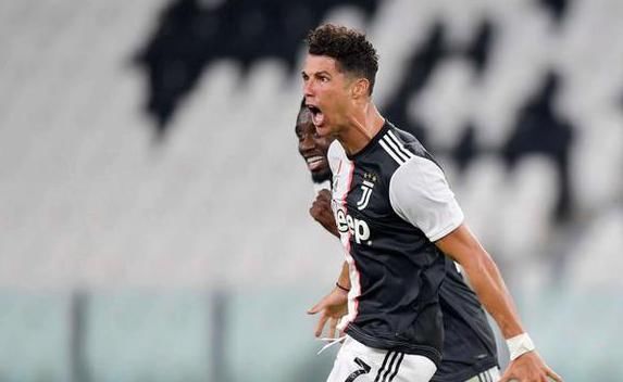  拿到|C罗太低调了，站人群角落庆祝！冠军拿到手软，35岁已看淡一切