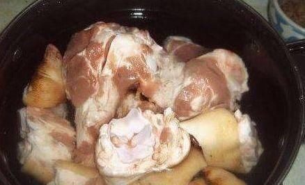  卤肉|卤肉师傅：让猪蹄炖得又香又烂，要记住炖“猪蹄”3个技巧