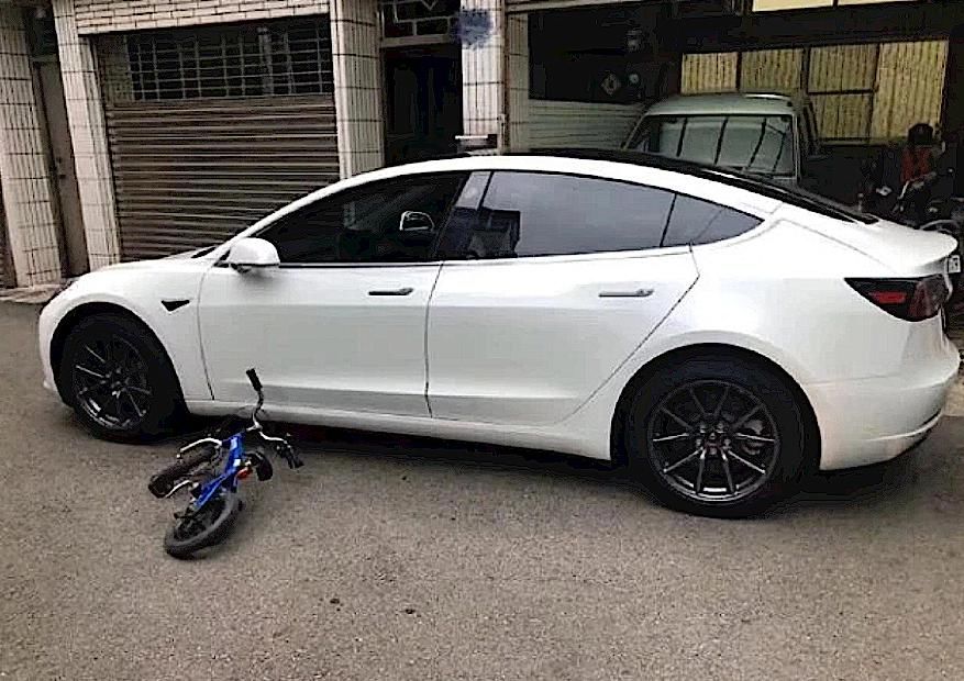  孩子|萌娃撞上特斯拉，交警拿出酒精检测仪：跟我一起深呼吸