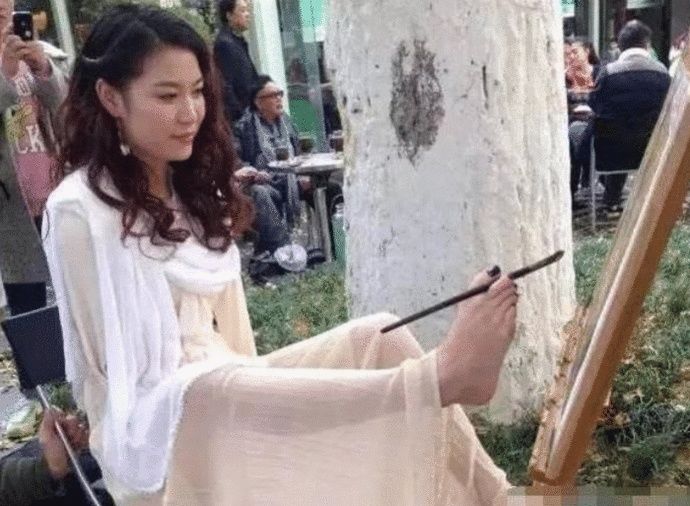  非诚|非诚勿扰中“无臂女孩”与小伙牵手后，紧接着被甩！她近况如何？