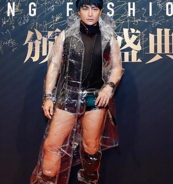  近况|陈志朋近况曝光，穿西装接商演，卖力演唱人气却“惨淡”