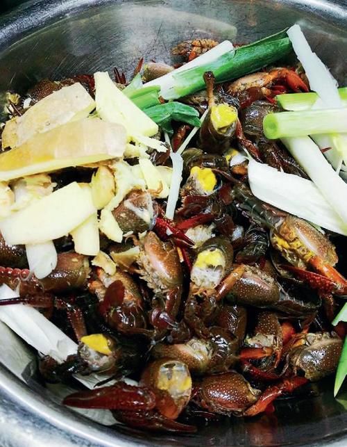  兼备|苍蝇馆美食001：小龙虾先腌制再滑油，咸甜酸辣兼备