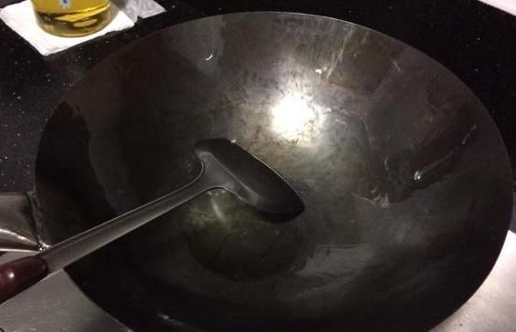 特别|新锅不要直接用,大厨教你正确“开锅”,使用寿命长,炒菜不粘锅